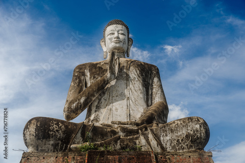 le gigantesque Bouddha assis du Wat Ek Phnom photo
