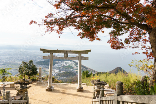 天空鳥居のように見える「高屋神社（本宮）」