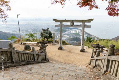 天空鳥居のように見える「高屋神社（本宮）」