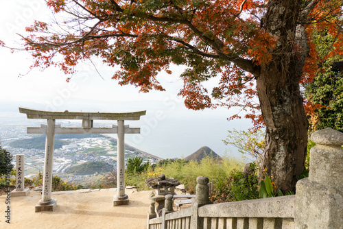 天空鳥居のように見える「高屋神社（本宮）」