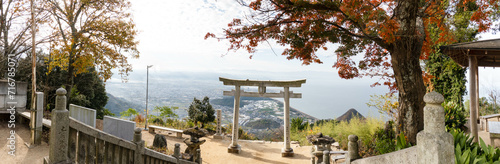 天空鳥居のように見える「高屋神社（本宮）」