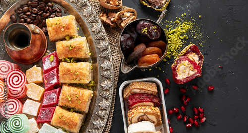 Foto Traditional turkish coffee and turkish delight on dark  background
