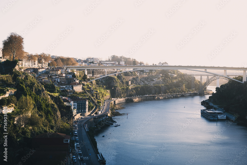 ポルトのドンルイス橋からのドウロ川の風景