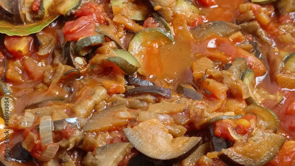 gros plan d'une ratatouille en cuisson dans une poêle