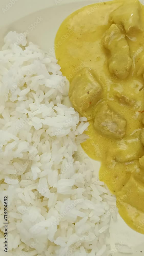 viande cuisiné au curry et lait de coco et riz blanc dans une assiette