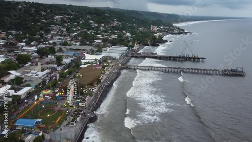Surf City en la playa de El Salvador