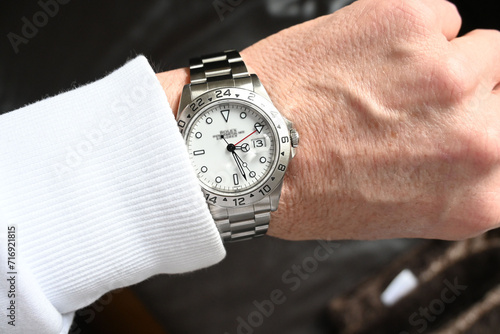 Armbanduhr mit weissem Zifferblatt