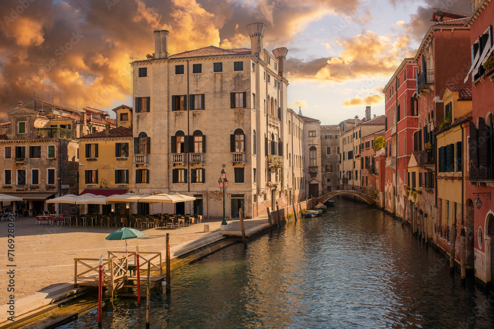 Canal and old buildings in Venice, Italy  - obrazy, fototapety, plakaty 
