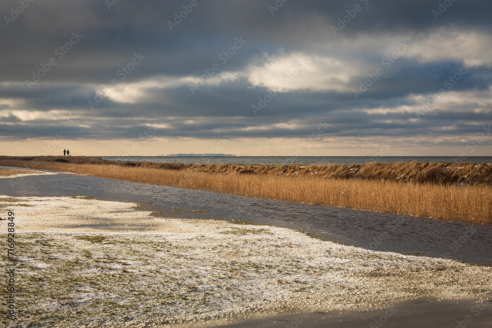 Deich bei Westermarkelsdorf auf der Insel Fehmarn im Winter Deich bei Westermarkelsdorf auf der Insel Fehmarn im Winter