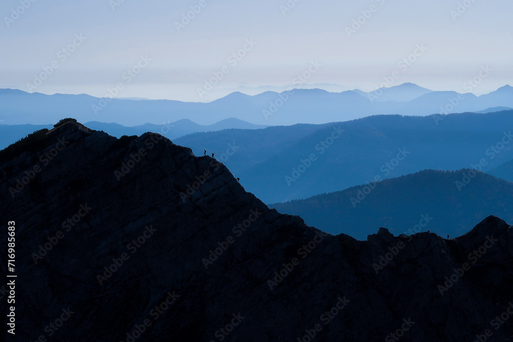 Silhouette von Bergsteigern in den Alpen