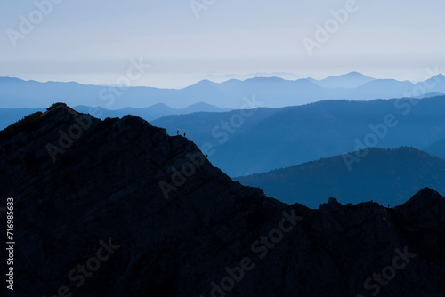 Silhouette von Bergsteigern in den Alpen