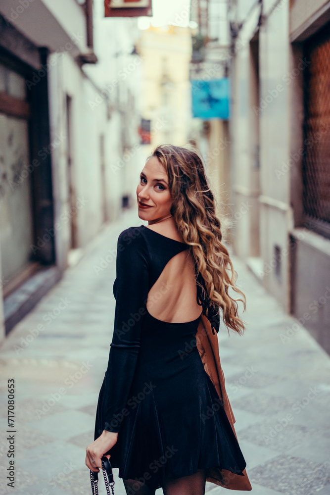 Chica joven con pelo rizado posando en la calle Chica joven con pelo rizado posando en la calle