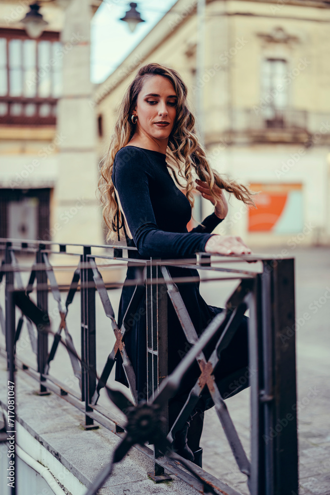Fototapeta premium Chica joven con pelo rizado posando en la calle