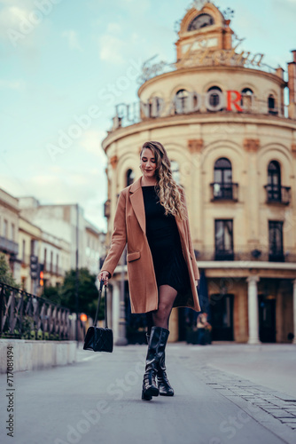 Chica joven con pelo rizado posando en la calle