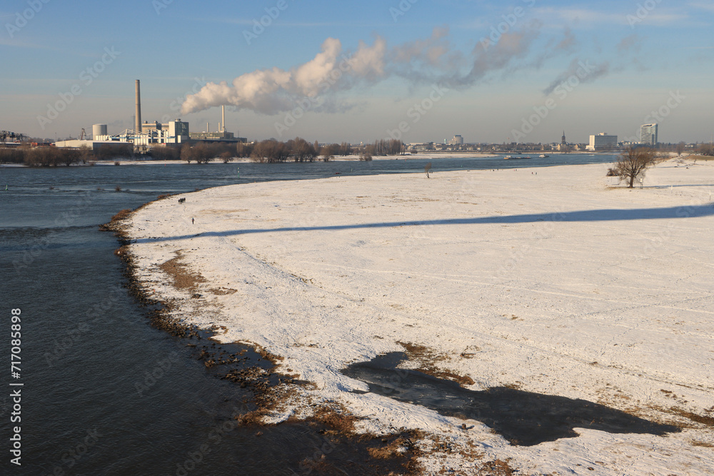 Winter am Niederrhein; Blick von der Düsseldorfer Rheinkniebrücke stromaufwärts