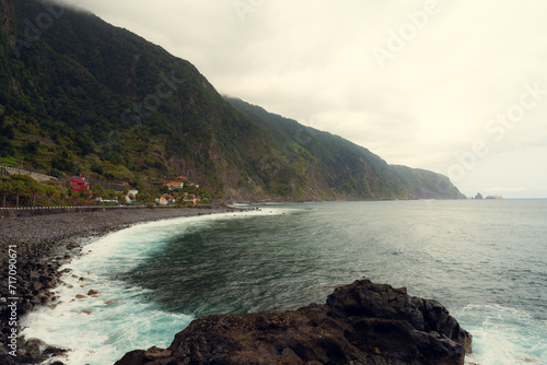 Pueblo costero de Madeira (ID: 717090671)