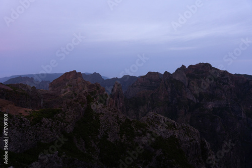 Hora azul sobre una cresta montañosa (ID: 717091001)