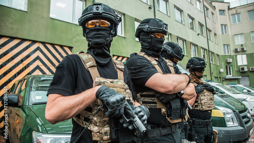 Foto Elite tactical unit ready for operation, fully equipped special forces officers