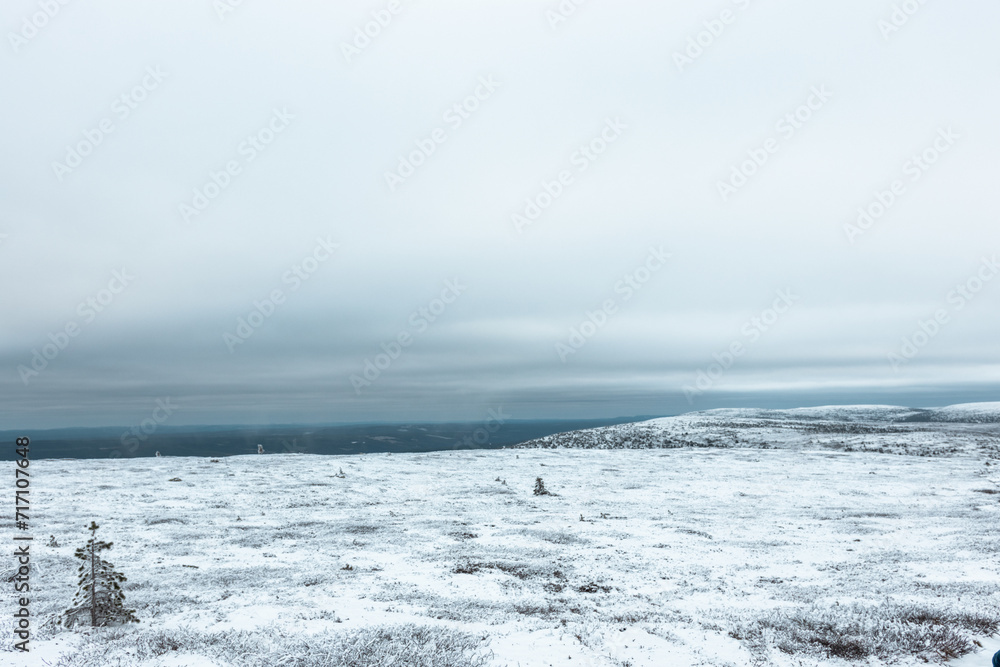Hochebene unter Wolkendecke im Winter Hochebene unter Wolkendecke im Winter