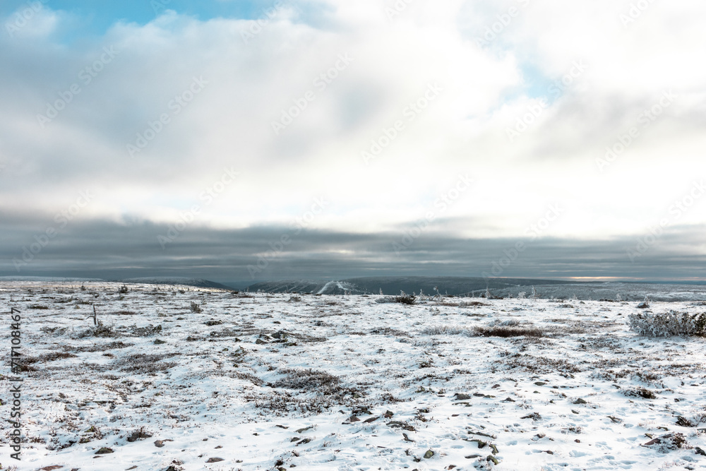 Erste Sonnenstrahlen an einem Nebeltag im Hochland von Schweden