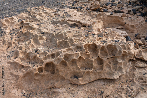 Erosion von Sandstein mit natürlicher löchriger Struktur auf dem Felsen Punta de Guadalupe bei La Pared, Fuerteventura