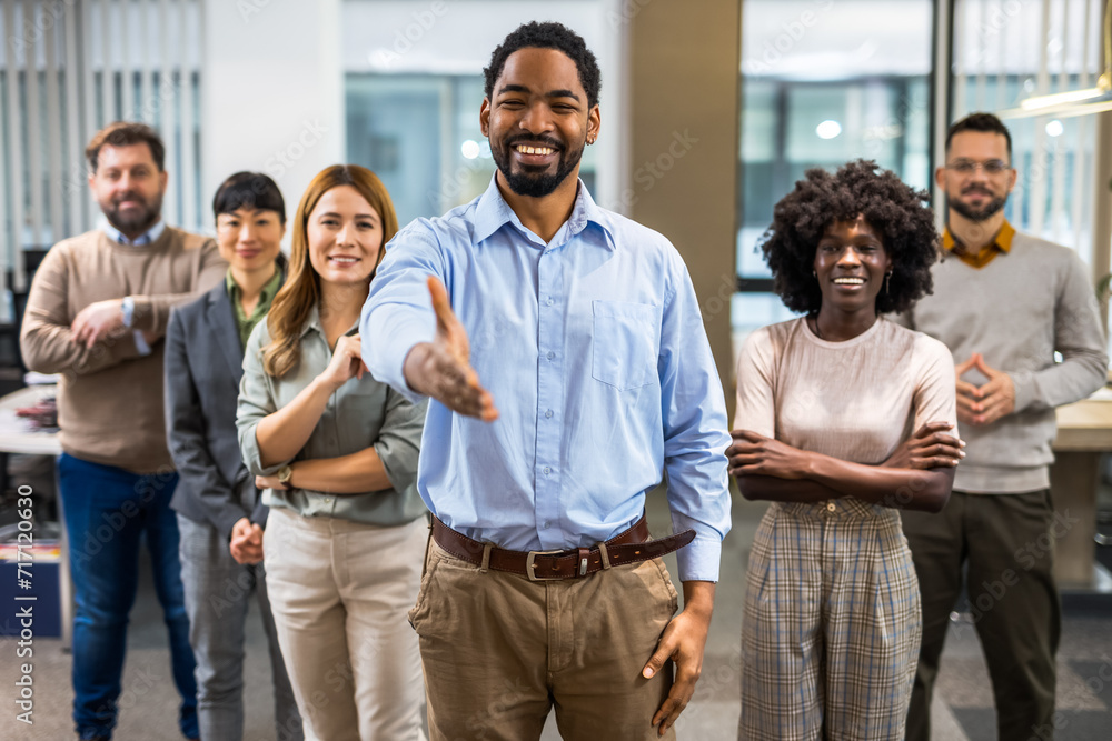 Obraz premium African American boss standing in front of his colleagues in the office