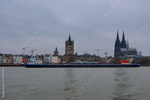 Gas Frachtschiff auf dem Rhein bei Köln 