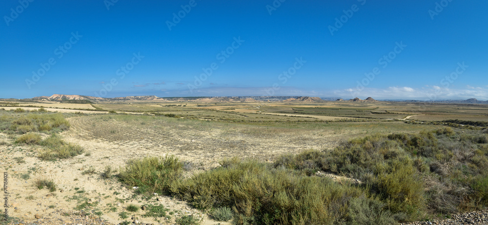 vu panoramique sur le désert de Navarre en Espagne ciel bleu 