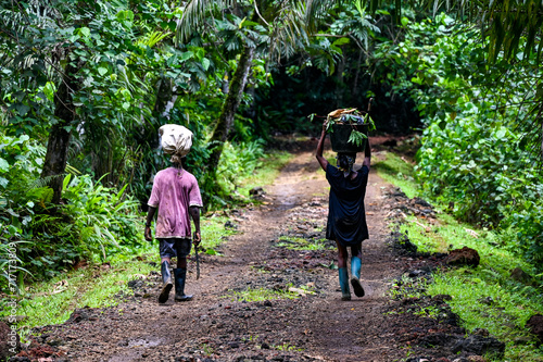 Bäuerinnen auf dem Heimweg vom Feld auf Sao Tome