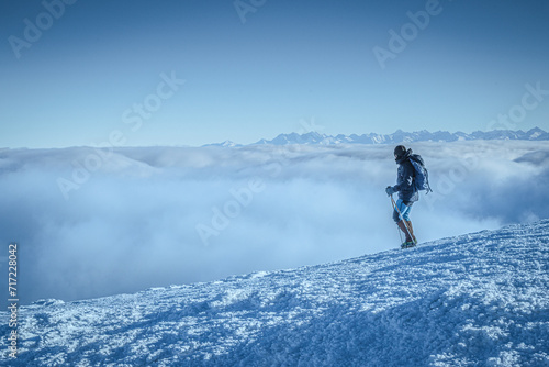 Fototapeta Naklejka Na Ścianę i Meble -  Turysta nad chmurami schodzący z Babiej góry, widok na Tatry