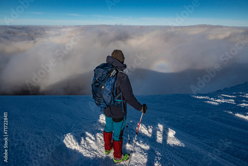 Turyści idący na Babią Górę, zima, nad chmurami