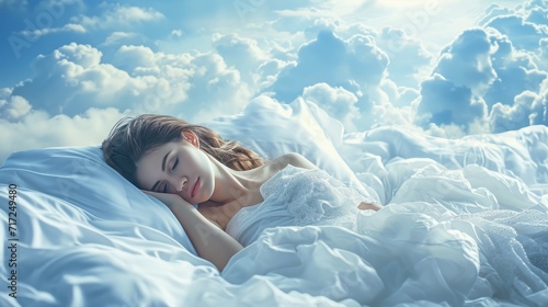 Schlafen, wie auf Wolken gebettet. Frau schläft auf Wolken, wie im Himmel. Himmlische Träume.