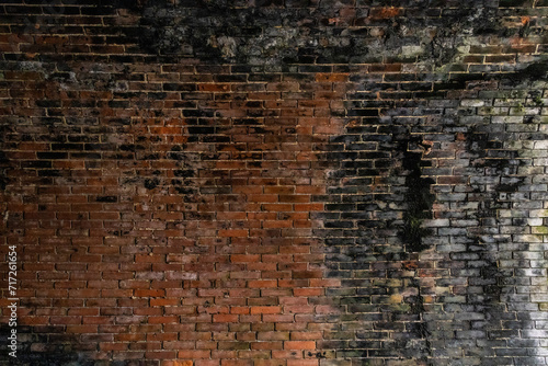 廃止された鉄道トンネルのレンガの壁 photo