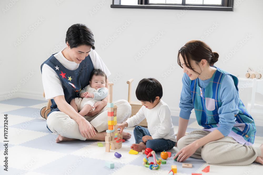 Childcare workers who play with multiple children Images of career change, employment, etc. Childcare workers who play with multiple children Images of career change, employment, etc.
