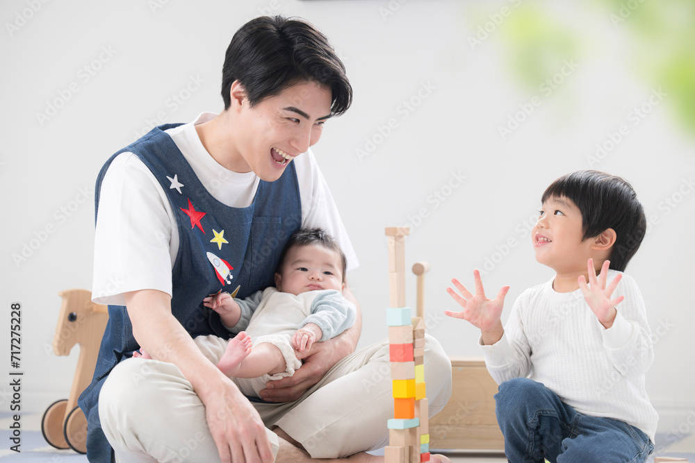 メインビジュアルにも!男性保育士の転職採用イメージ 室内で積み木で遊ぶ笑顔の保育士と幼児 メインビジュアルにも!男性保育士の転職採用イメージ 室内で積み木で遊ぶ笑顔の保育士と幼児