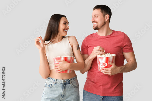 Happy young couple eating p...