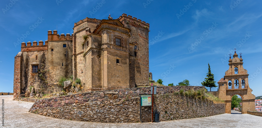 Naklejka premium Vista escénica del Castillo de Aracena, en la Sierra Norte de Sevilla, Andalcía, España