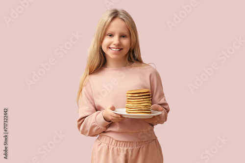 Little girl with tasty panc...