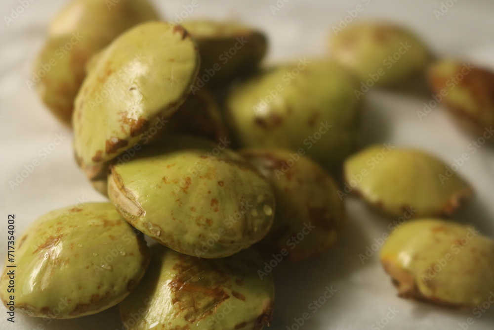 Jengkol is included in the fruit category but is used by the ASEAN community as fresh vegetables and can also be processed into vegetables and various dishes. Jengkol is included in the fruit category but is used by the ASEAN community as fresh vegetables and can also be processed into vegetables and various dishes.