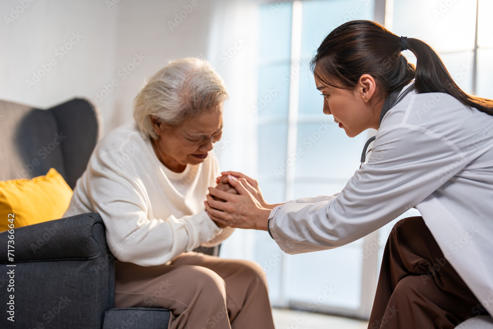 Obraz premium Asian caregiver nurse examine and listen to senior stress woman patient. 