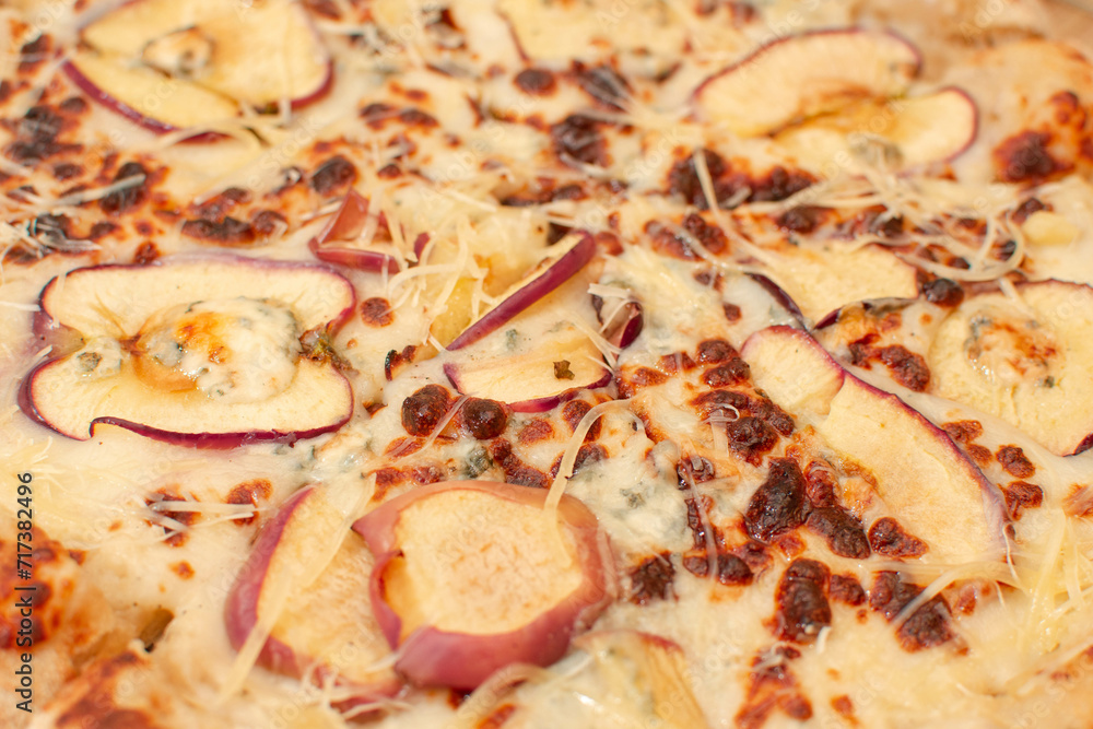 Pizza de manzana caramelizada con queso azul horneada al horno fotografía a detalle Pizza de manzana caramelizada con queso azul horneada al horno fotografía a detalle
