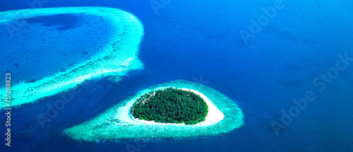 インド洋の美しいサンゴ礁の海空撮