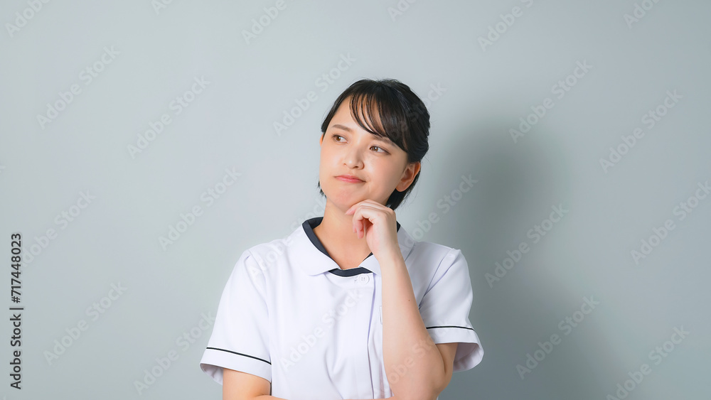 悩む白衣を着た女性 悩む白衣を着た女性
