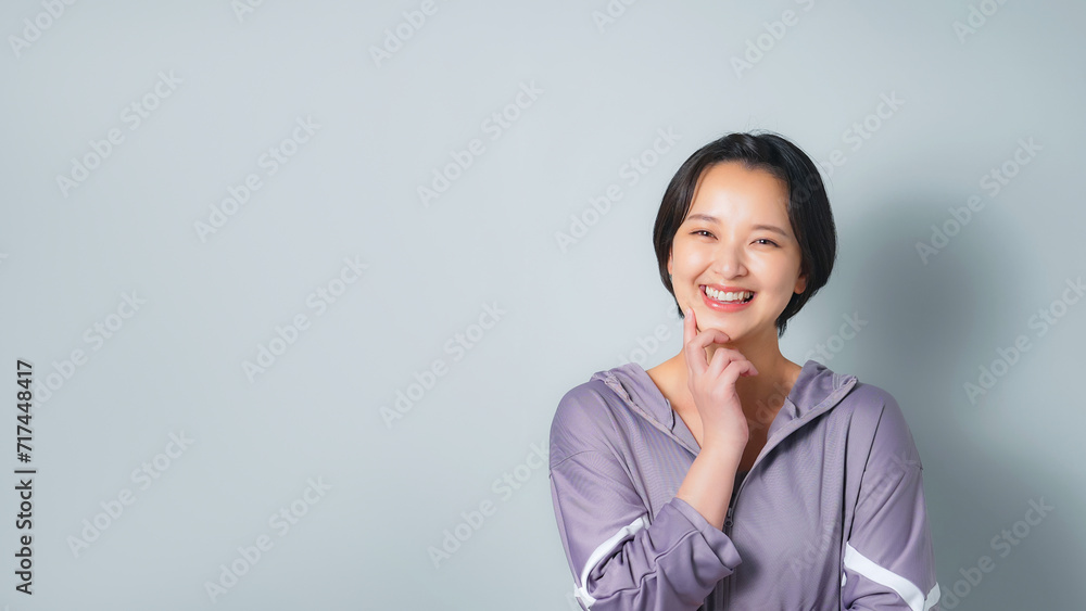 笑顔のトレーニングウェアを着た女性