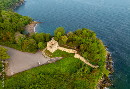 Fototapeta Naklejka Na Ścianę i Meble -  The Ceneviz Castle was built on a cliff located between two bays, 2.5 kilometers west of Düzce Akçakoca District in turkey.