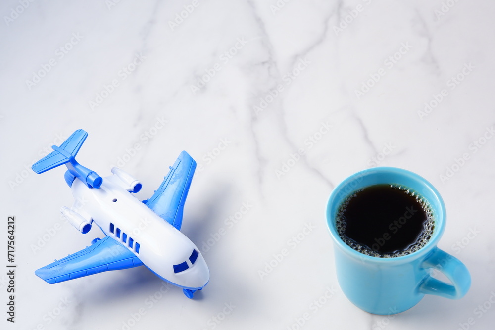 Fototapeta premium 飛行機のおもちゃで、旅行のイメージ 