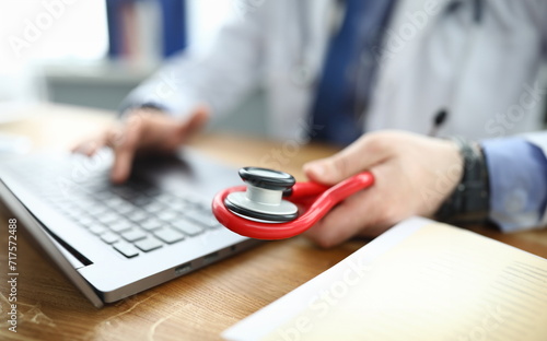 Quadro em tela Therapist enters consultation data into laptop