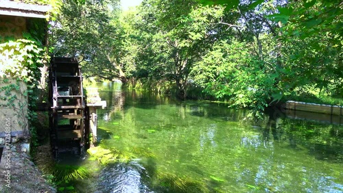 長野県安曇野のワサビ田へと流れる清流の風景  4K