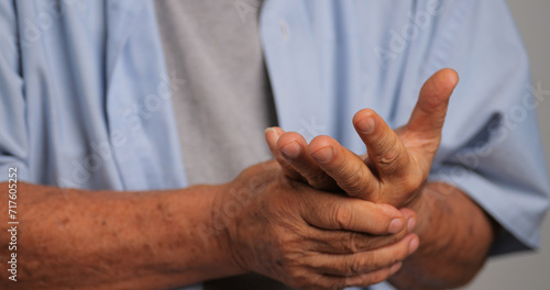 Foto An Asian man has tingling and numbness in his hand which causes beriberi