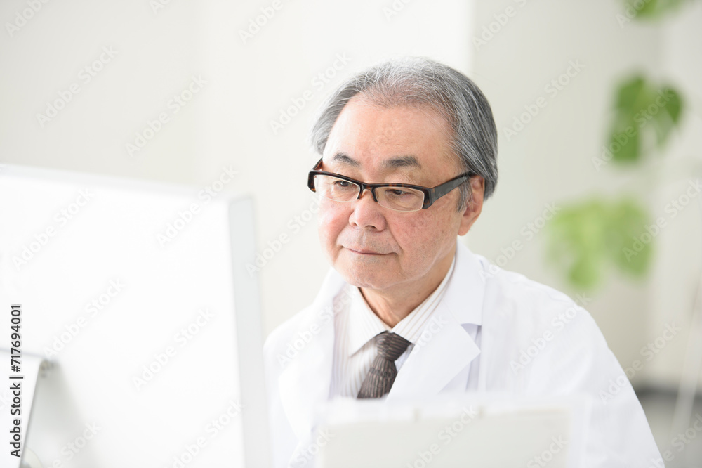 カルテを見る医師 カルテを見る医師